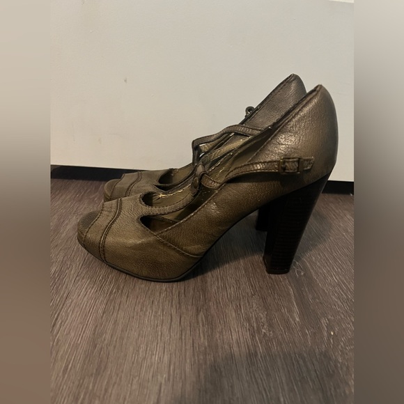 Vera Wang Heels in Taupe - Picture 4 of 4